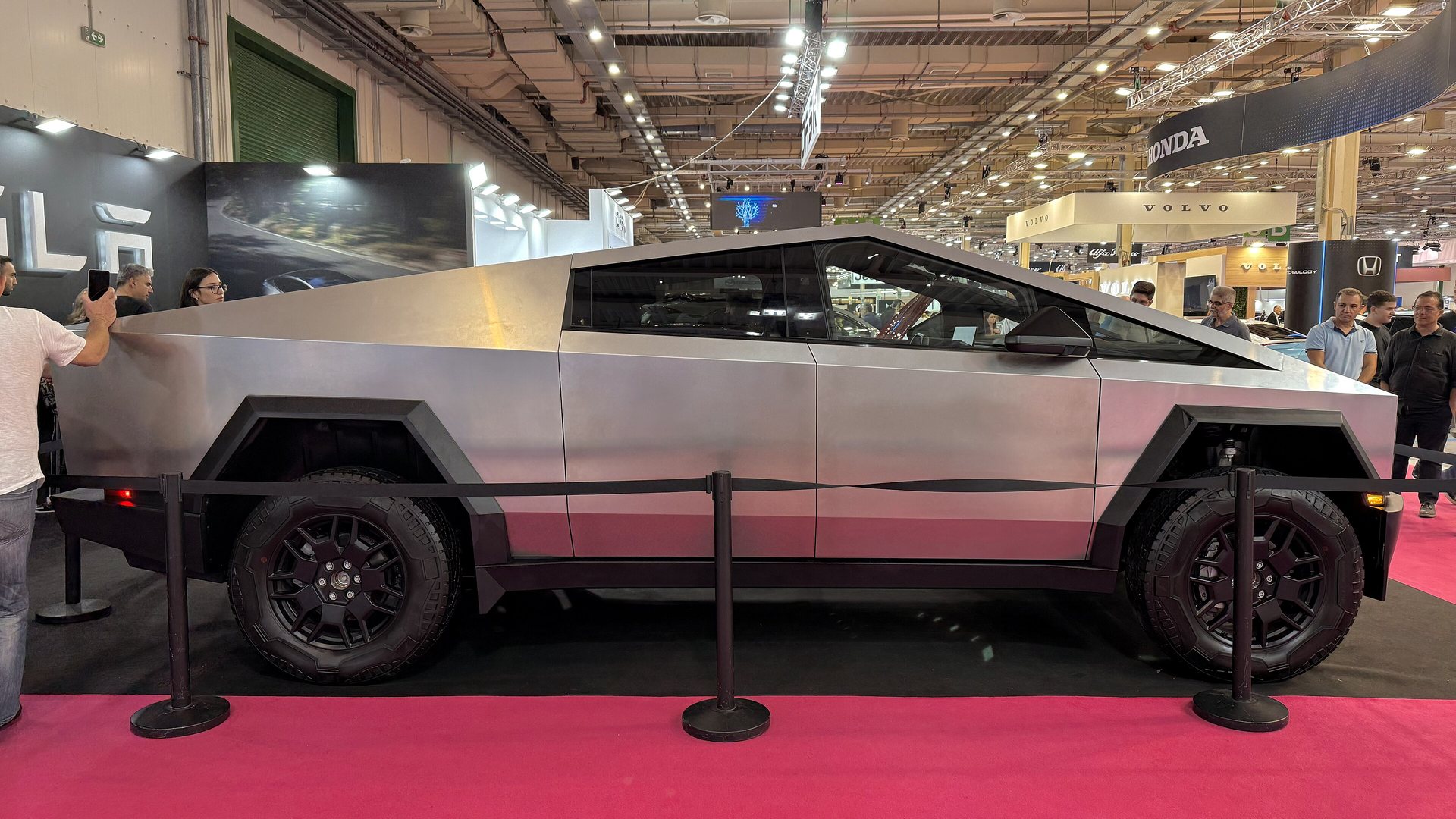 Tesla Cybertruck στην έκθεση AUTO ATHINA 2024 με περίπτερα εισαγωγέων στο βάθος