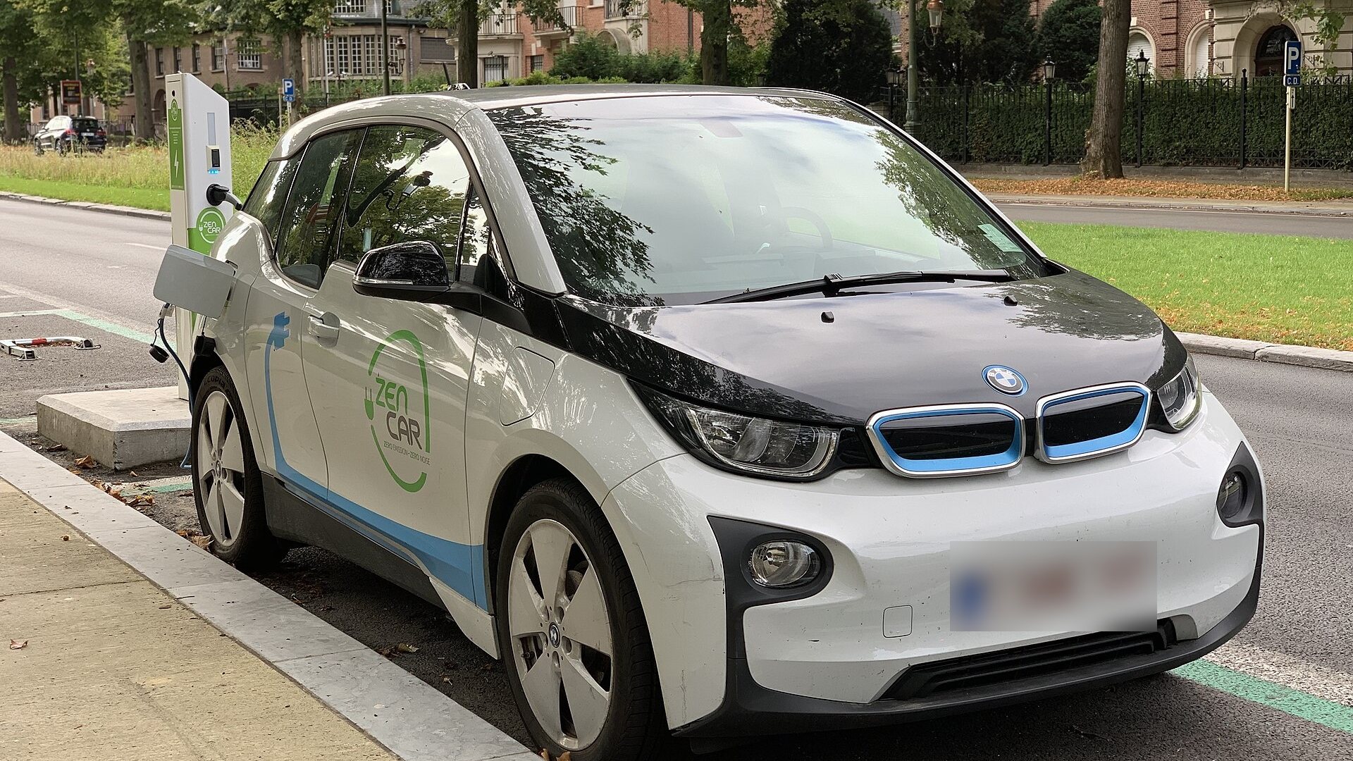 Λευκό ηλεκτρικό αυτοκίνητο εταιρείας car sharing σε σημείο φόρτισης στον δρόμο, στις Βρυξέλλες