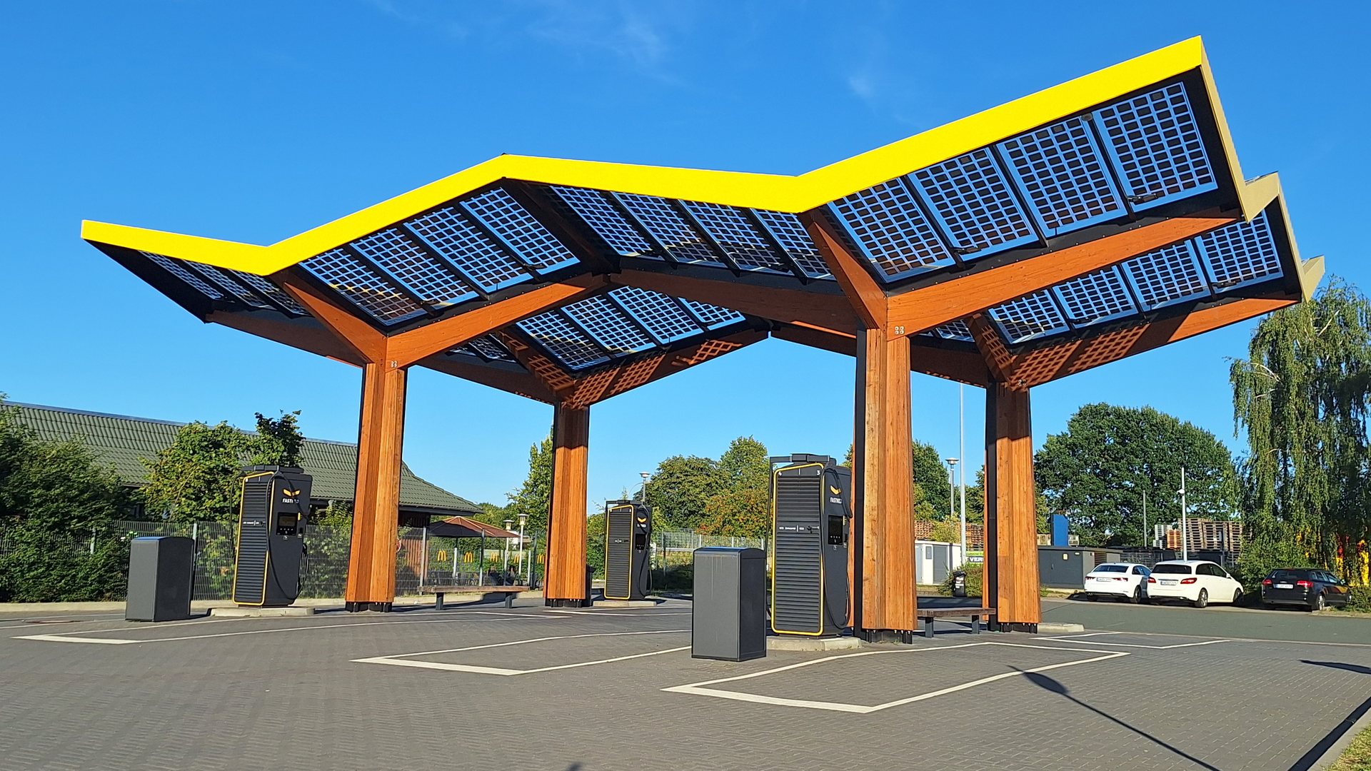 Σταθμός ταχυφόρτισης Fastned με στέγαστρο από φωτοβολταϊκά στο Χέρμσντορφ της Γερμανίας