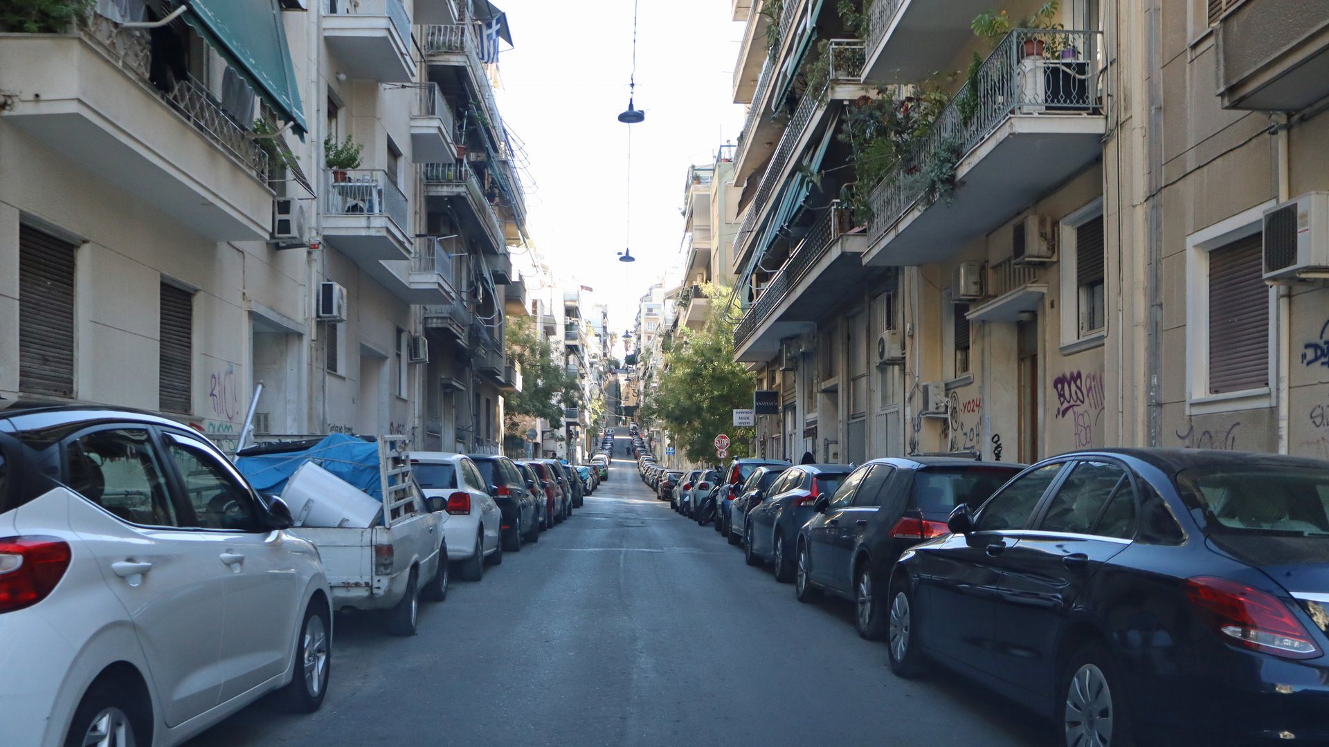 Σταθμευμένα αυτοκίνητα σε δρόμο της Κυψέλης, στην Αθήνα