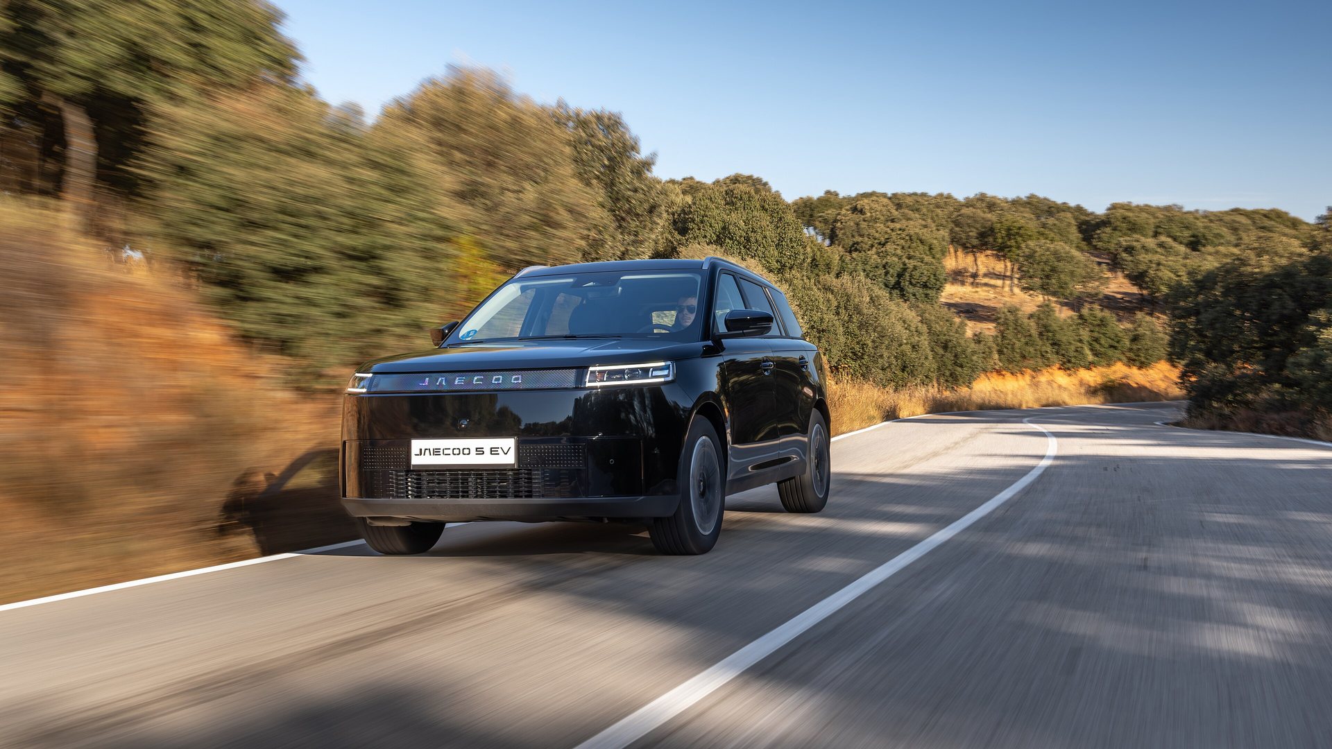 Μαύρο Jaecoo 5 EV εν κινήσει σε επαρχιακό δρόμο