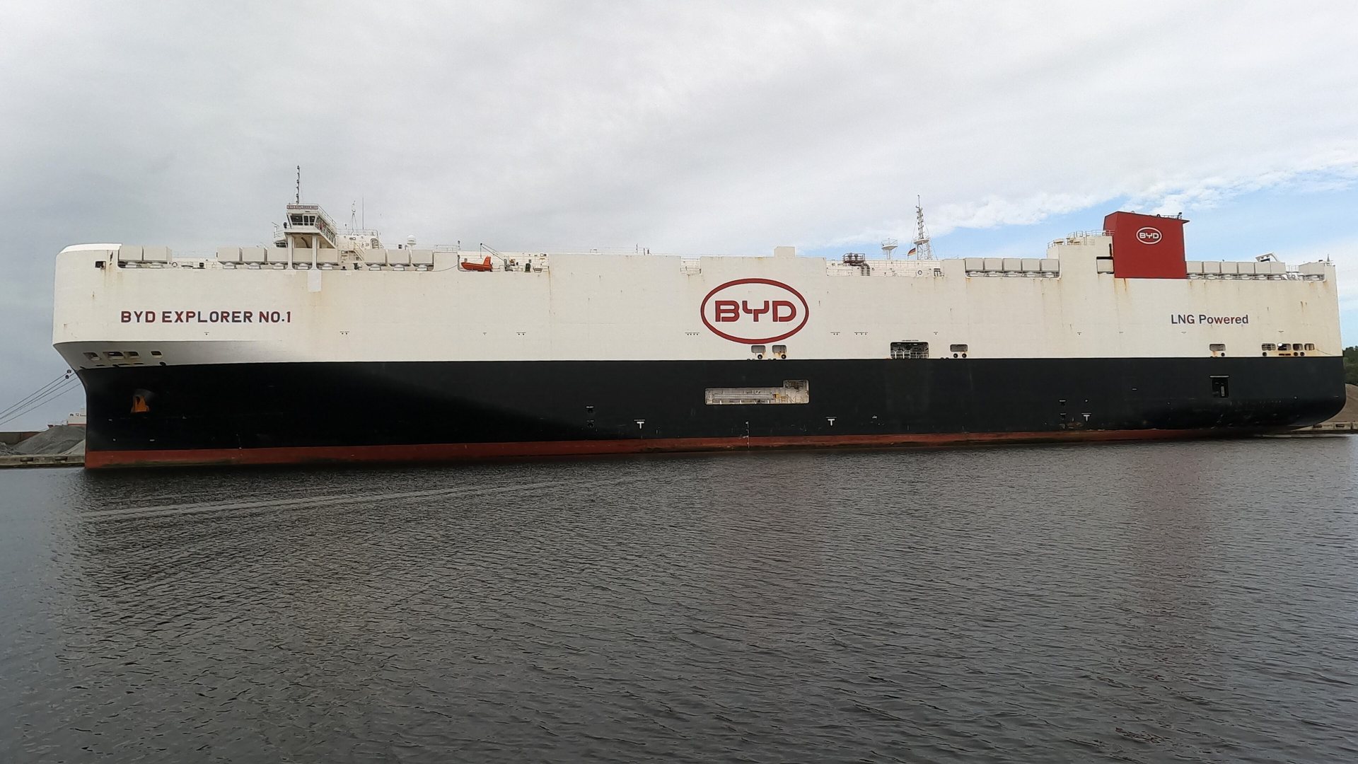 Το πλοίο μεταφοράς αυτοκινήτων BYD Explorer No.1 δεμένο σε λιμάνι