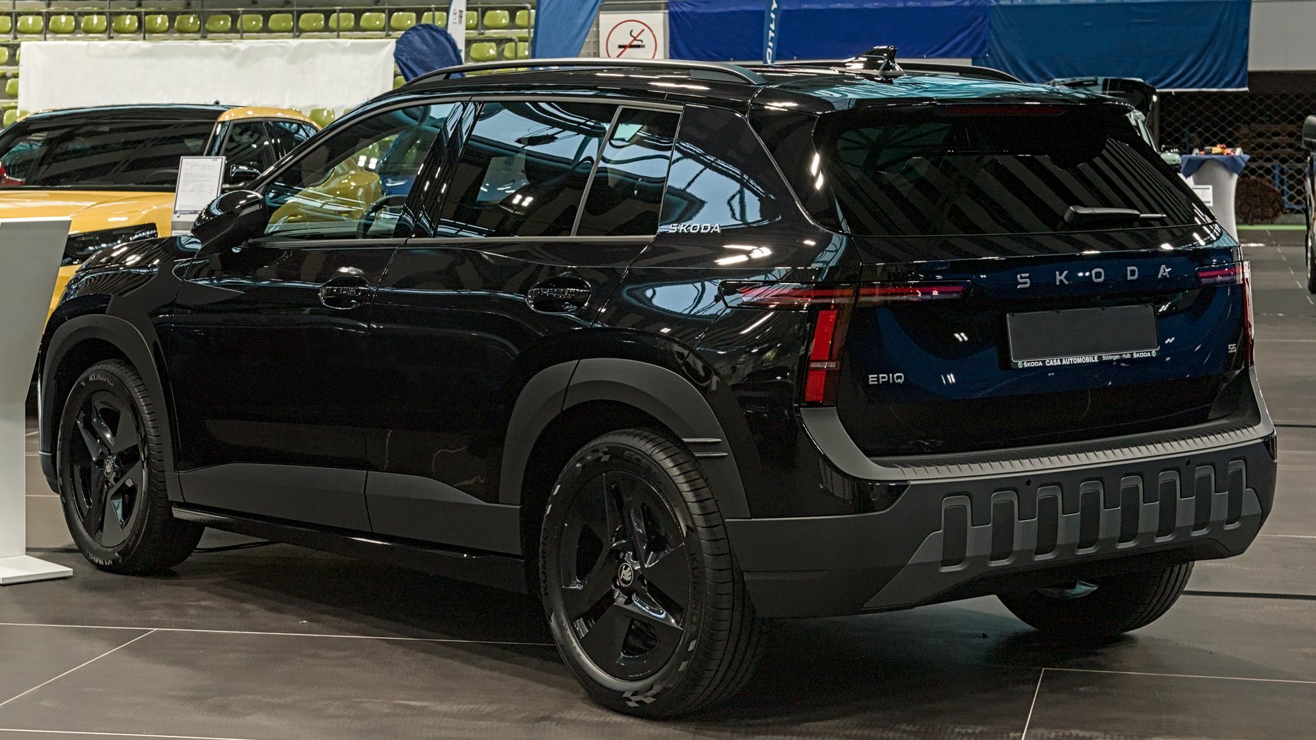 Μαύρο Skoda Epiq σε έκθεση αυτοκινήτου, πίσω τρία τέταρτα