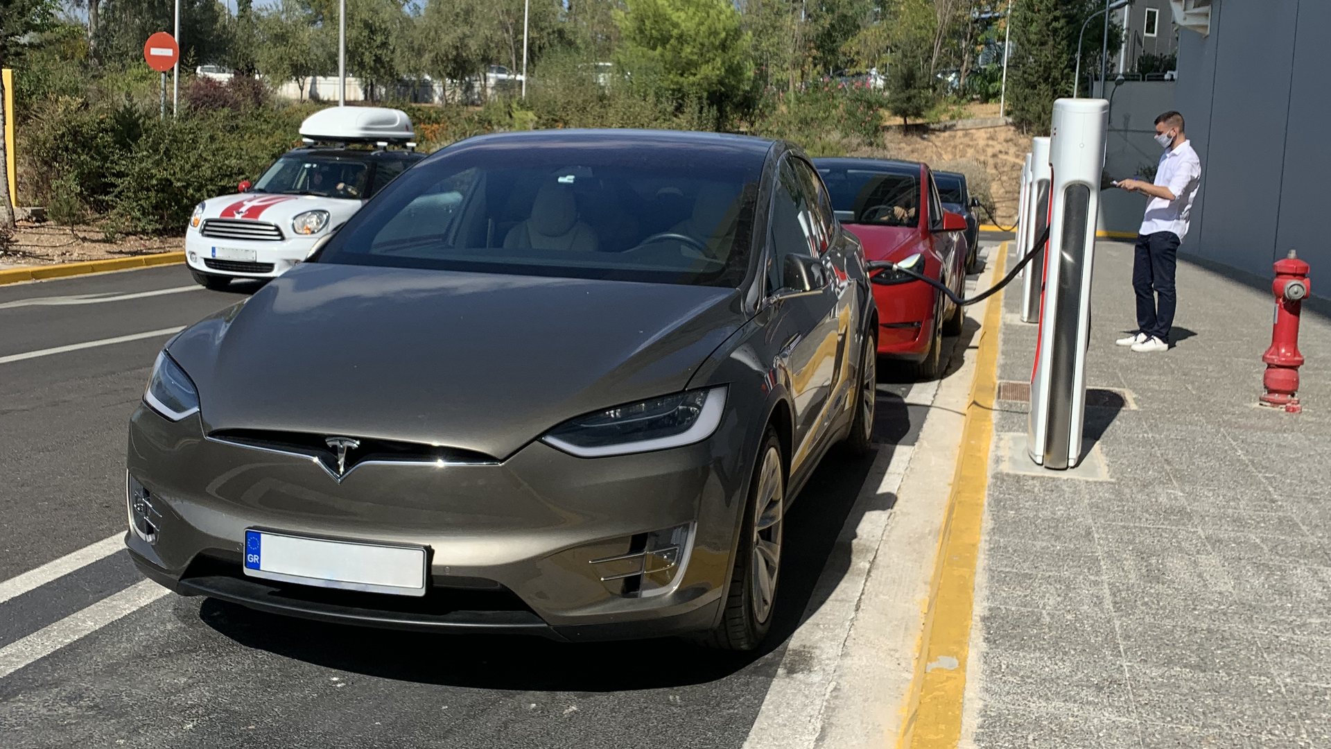 Ηλεκτρικά αυτοκίνητα σε θέσεις ταχυφόρτισης στην Αθήνα
