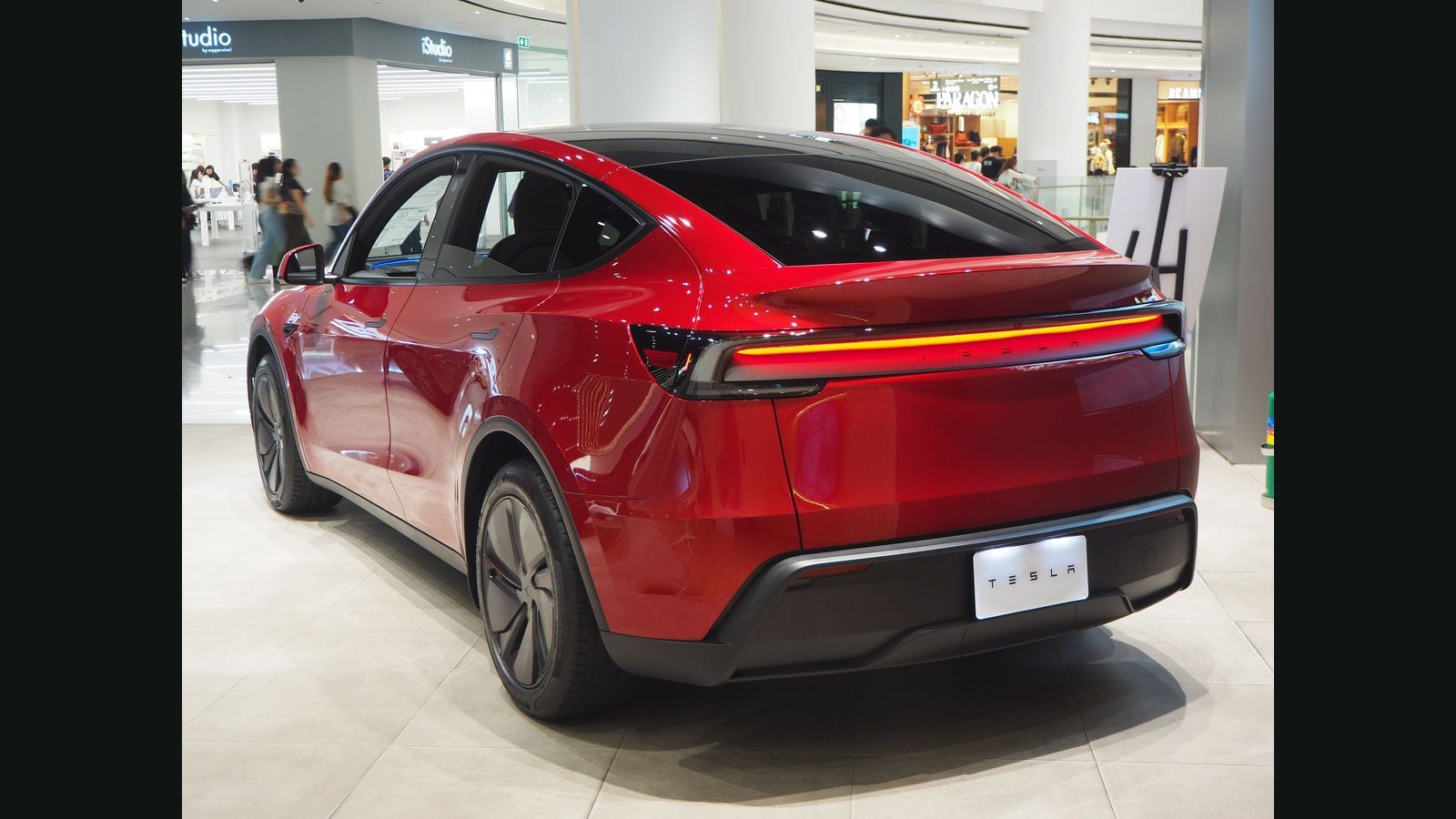 Πίσω όψη Tesla Model Y του 2025 (Juniper Long Range RWD)