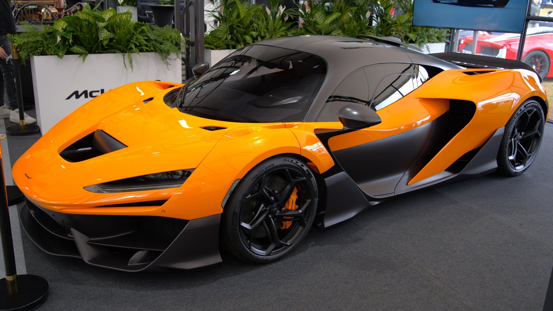 Πορτοκαλί McLaren W1 σε έκθεση, εμπρός τριών τετάρτων