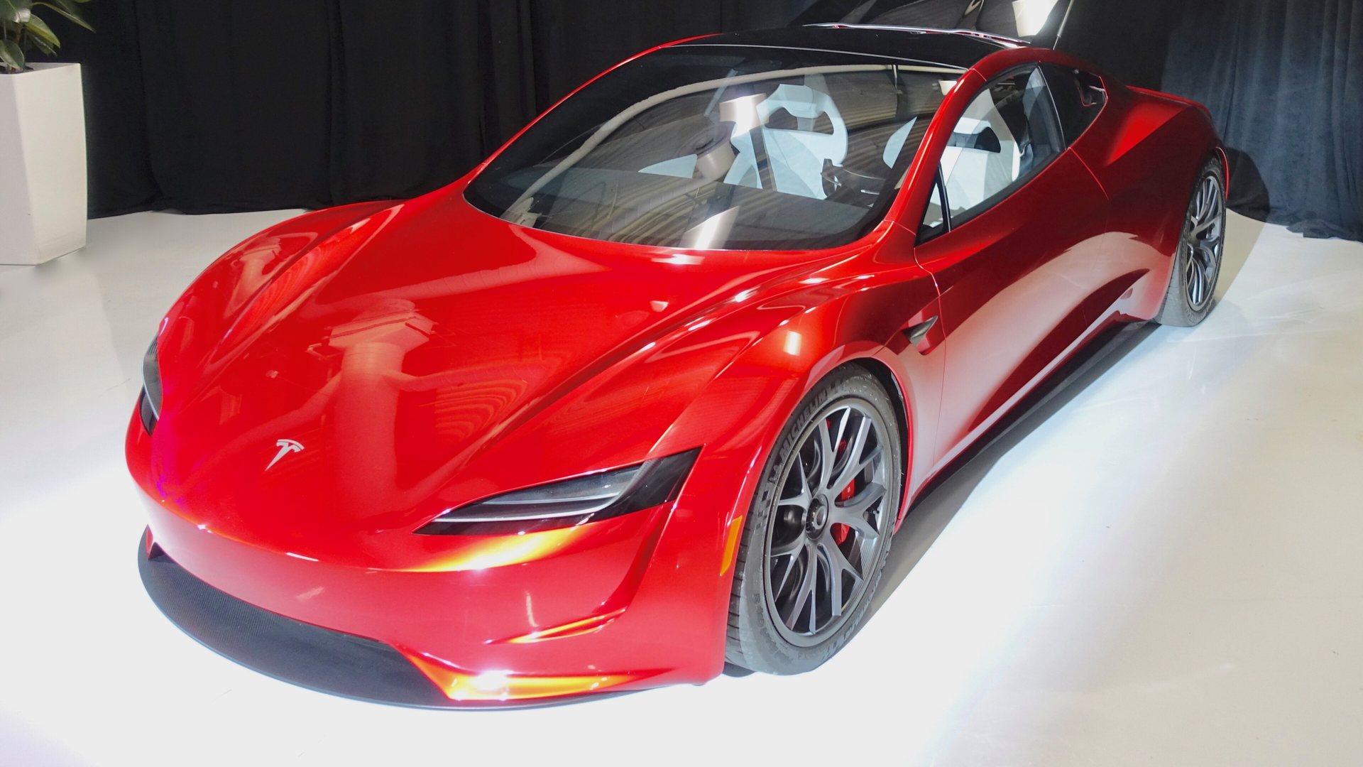 Κόκκινο πρωτότυπο του Tesla Roadster δεύτερης γενιάς σε έκθεση, εμπρός τριών τετάρτων