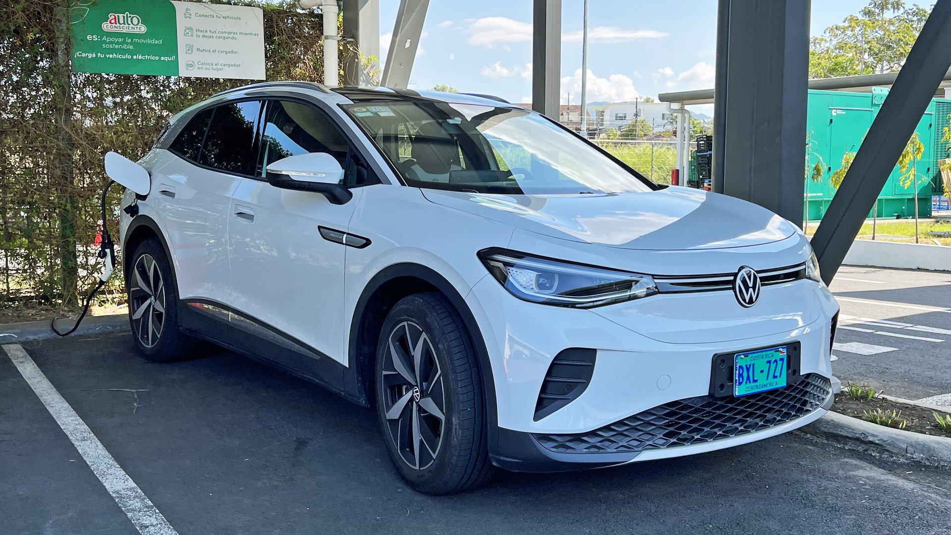 Λευκό Volkswagen ID.4 συνδεδεμένο σε σταθμό φόρτισης