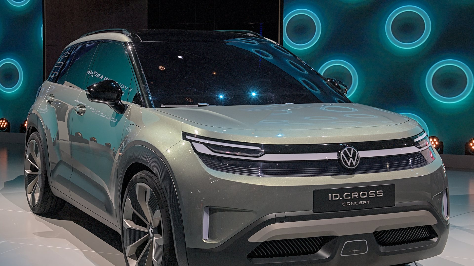 Ασημοπράσινο Volkswagen ID. Cross Concept σε περίπτερο έκθεσης, εμπρός τριών τετάρτων λήψη