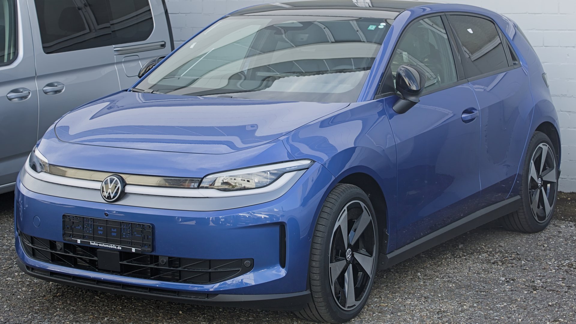 Μπλε Volkswagen ID. Polo σταθμευμένο σε χώρο αντιπροσωπείας, εμπρός τριών τετάρτων λήψη