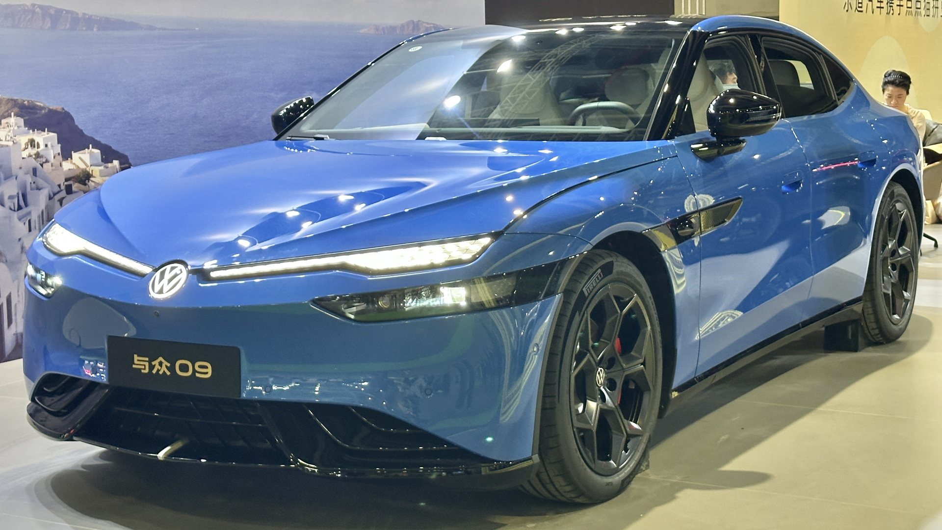 Μπλε Volkswagen ID. UNYX 09 σε περίπτερο της Volkswagen Anhui στην Κίνα, εμπρός τριών τετάρτων λήψη