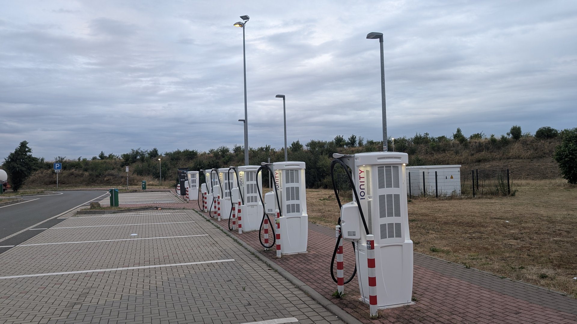 Σταθμός ταχείας φόρτισης σε χώρο εξυπηρέτησης αυτοκινητόδρομου